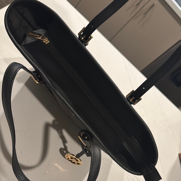 New Michael Kors Medium Jet Set Carryall Tote (Black Signature) never used - Picture 7 of 10